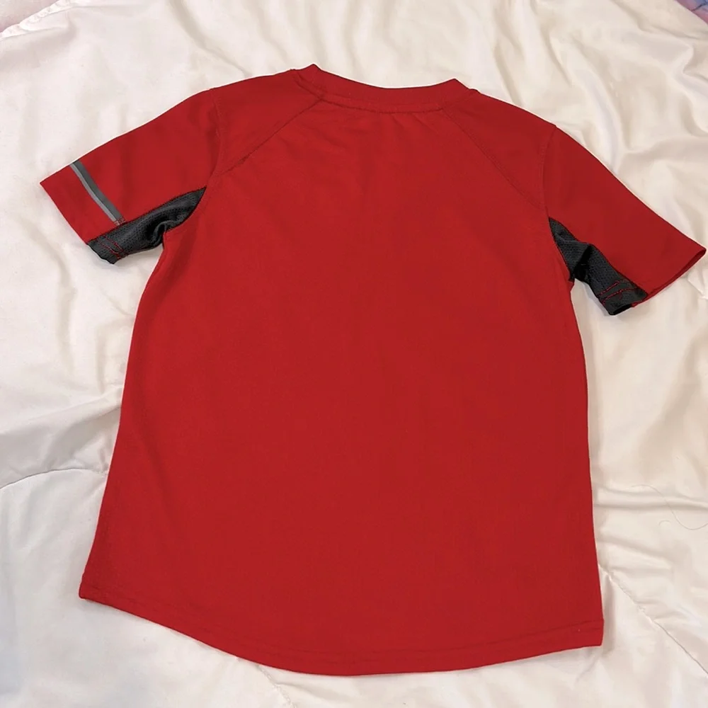 DC Comics ‘The Flash’ Boys 6/7  shirt with cool front logo shirt. 100% polyester